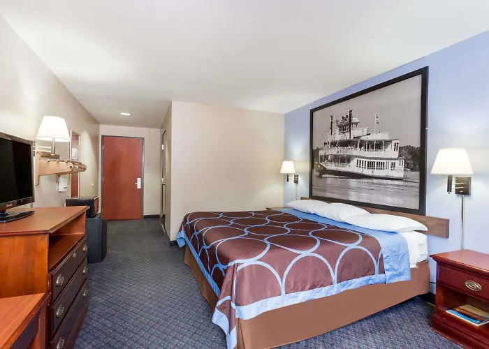 Super 8 By Wyndham Indianola